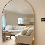 Luxury - Bank House - Private Gated Carpark Apartment *