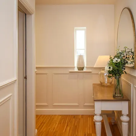 Luxury - Bank House - Private Gated Carpark Apartment