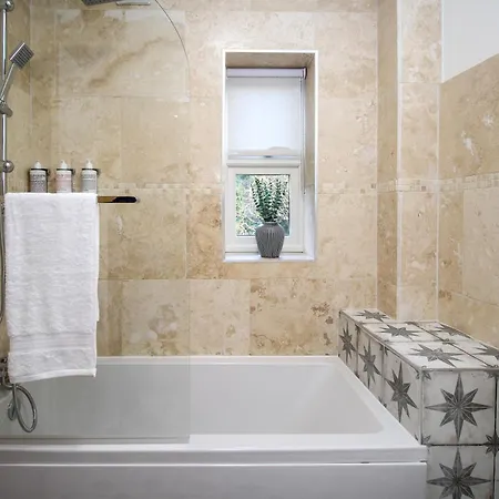 Luxury - Bank House - Private Gated Carpark